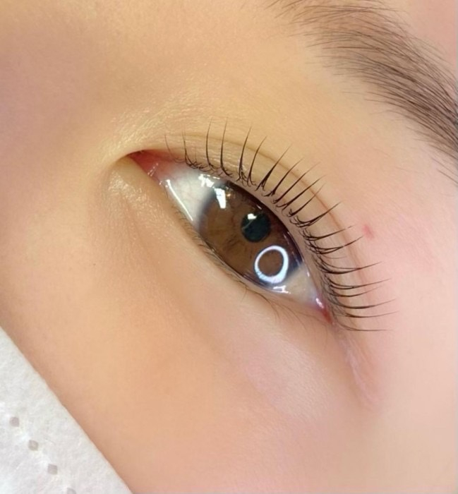 【7月平日限定】ダメージレスで健康的なまつげに☆プレミアまつ毛パーマ束感仕上げ【高濃度美容液付き】