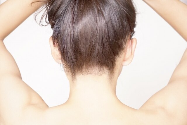 自分で見えないからこそプロにお任せ!光とワックスのダブル脱毛で即効毛穴レスつや肌に♪