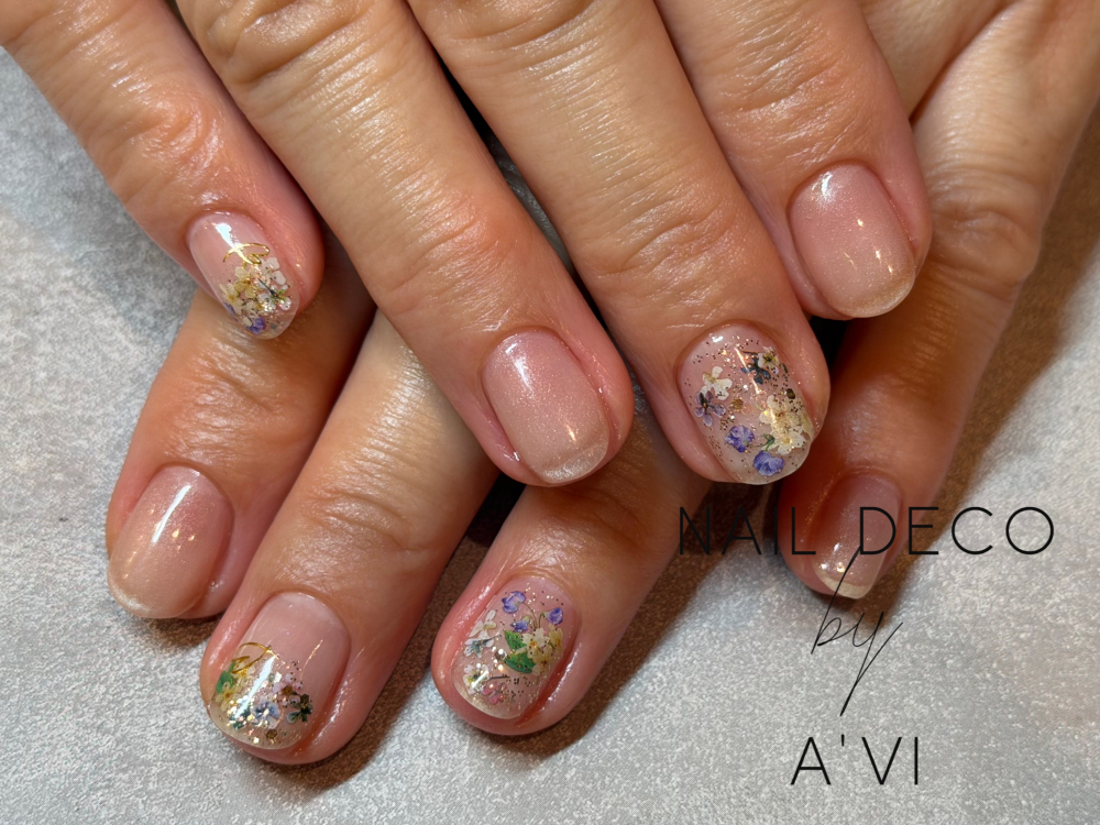 春にぴったりの小花ネイル