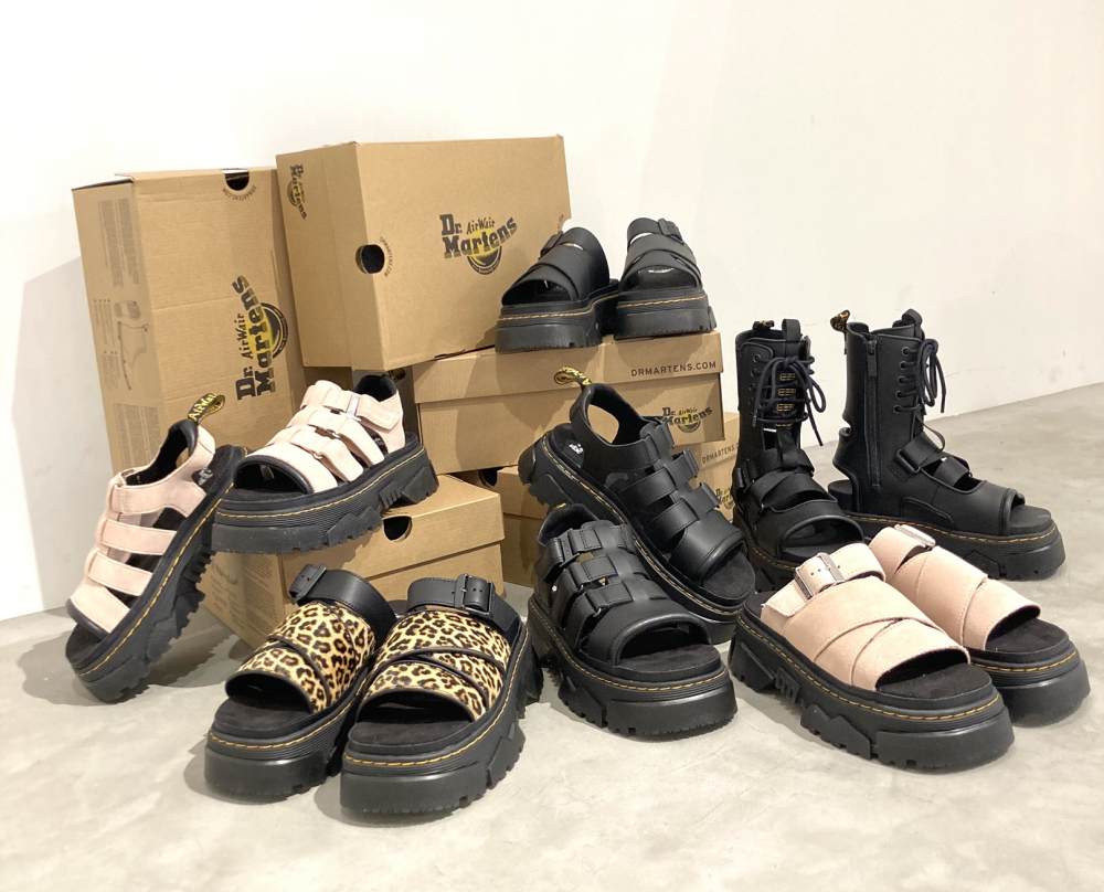 新作の厚底サンダルのご紹介♪