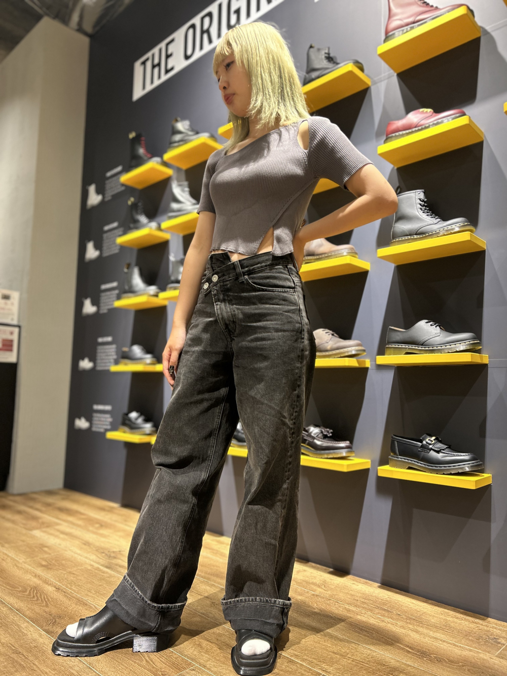 ファッショナブルなスクエアトゥのヒールサンダル♡
