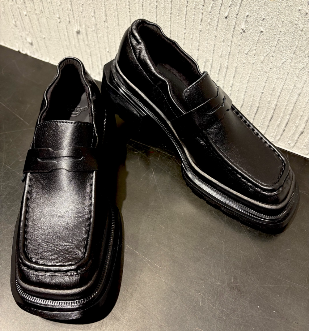 スクエアトゥ 革靴 ローファー 黒 レザー スクエアトゥが特徴のローファーが新登場！ - BILLBOARD PLACE 新潟