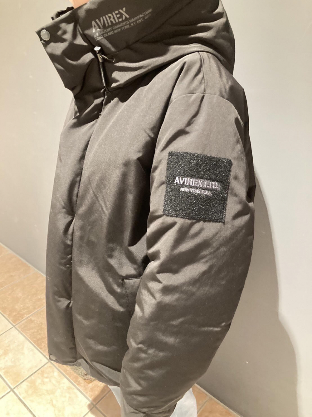 【AVIREX】シンプルなダウンに合わせるべき小物とは!?