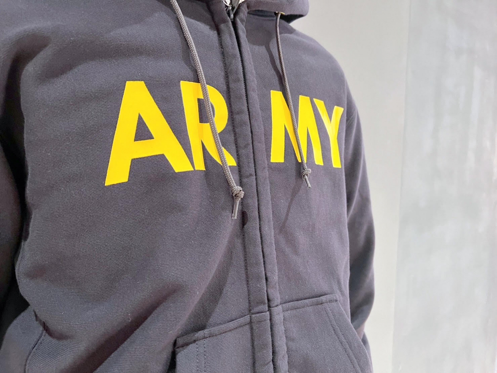 【AVIREX】モノトーンコーデに派手色小物!