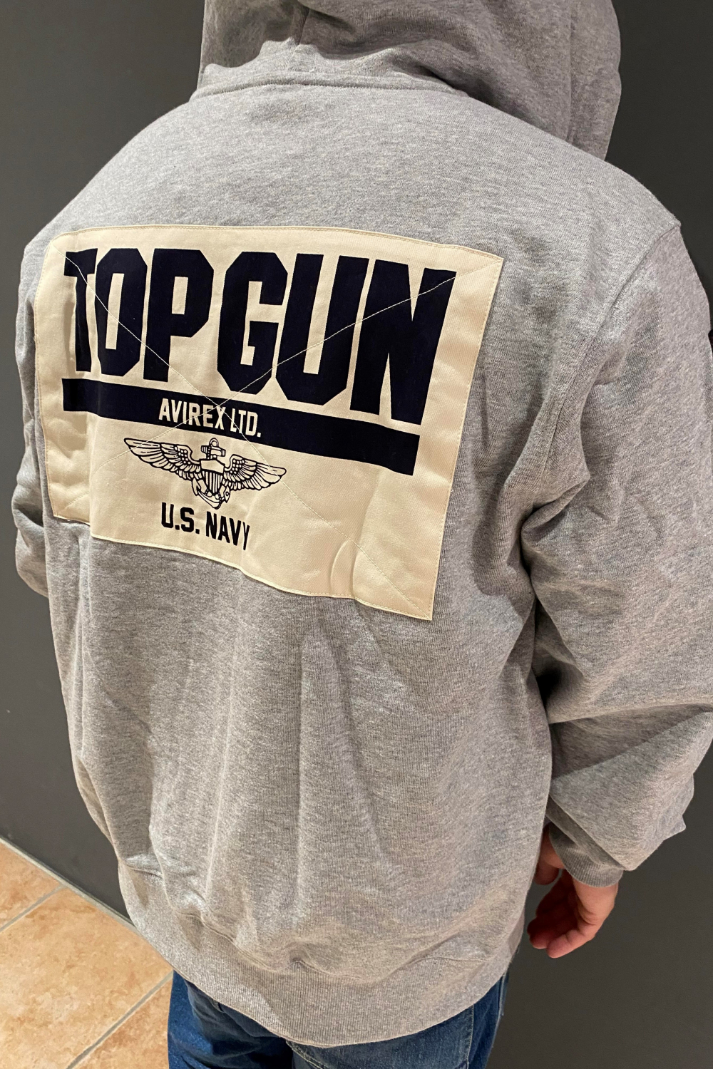 【AVIREX】あの感動を背中に感じるパーカー!