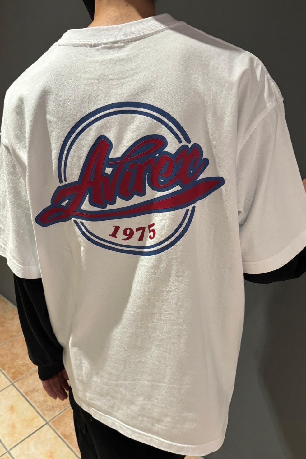 【AVIREX】レトロなチームロゴTは爽やか白配色を!