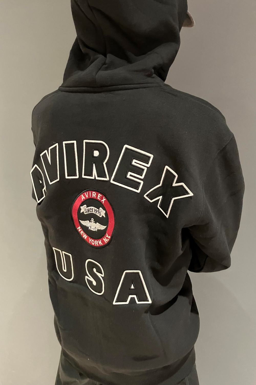 【AVIREX】伝統ロゴで着こなすセットアップ!