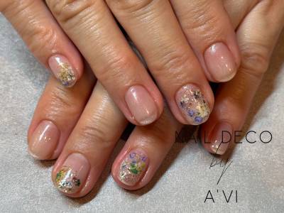 春にぴったりの小花ネイル