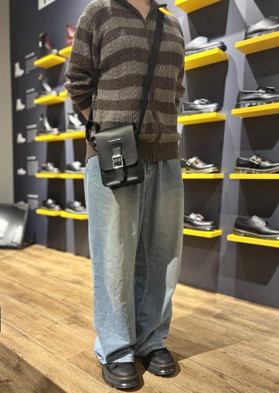 コンパクトなサイズ感が可愛い縦型ショルダーバッグ