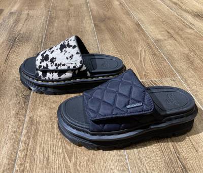 新作のサンダルが入荷しました🌻